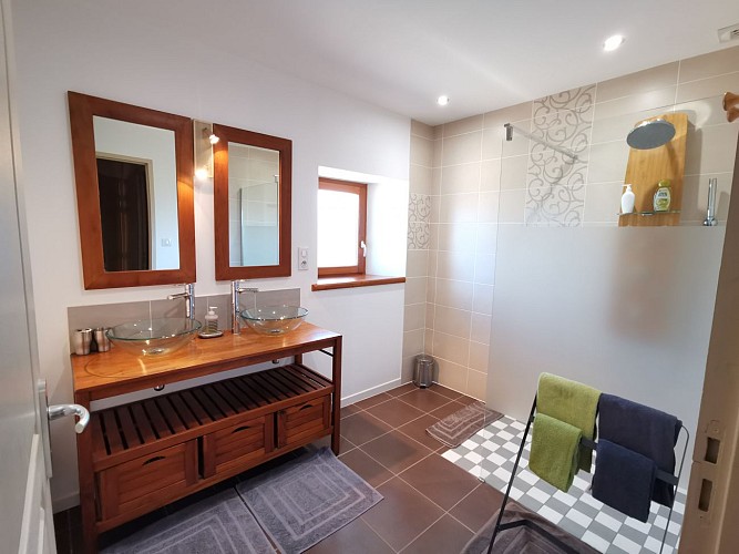 Salle de bain lumineuse dans nos chambres d'hôtes