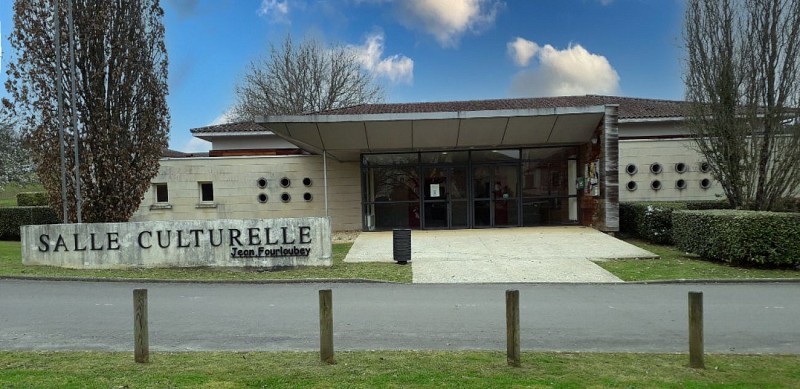 salle culturelle Jean Fourloubey 2