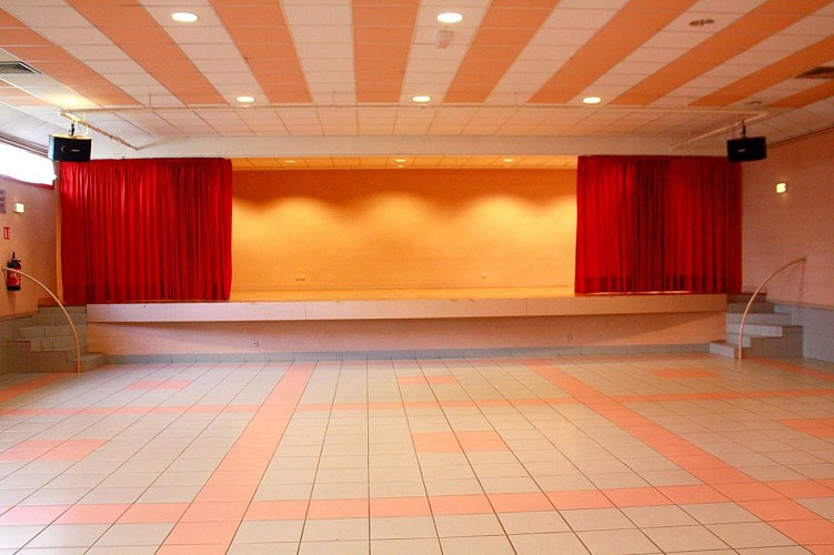 salle culturelle estrade