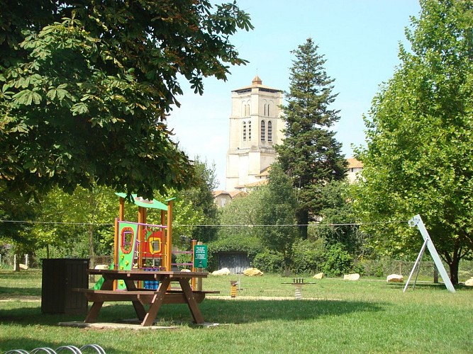 aire-de-jeu-du-Petit-Pre-a-St-Astier-3