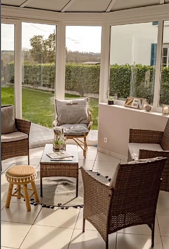 Véranda avec vue sur jardin et campagne