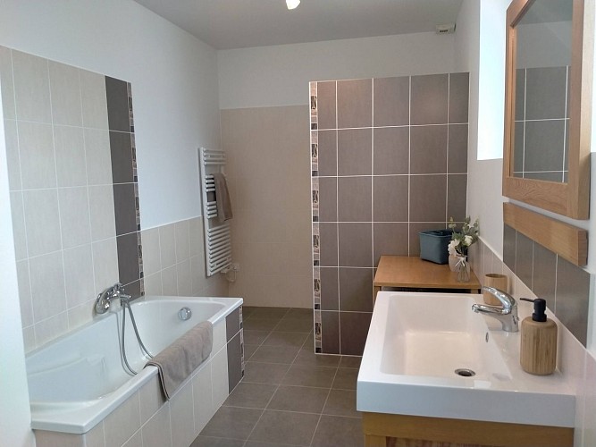 SDB RDC avec douche et baignoire