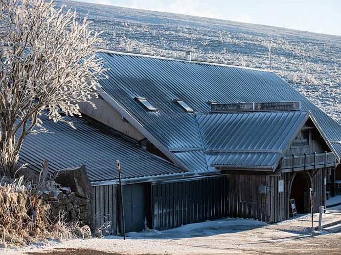 Enseigne auberge et terrasse en hiver