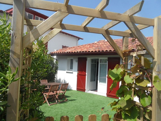 thumbnail_entrée privée sur jardin sud