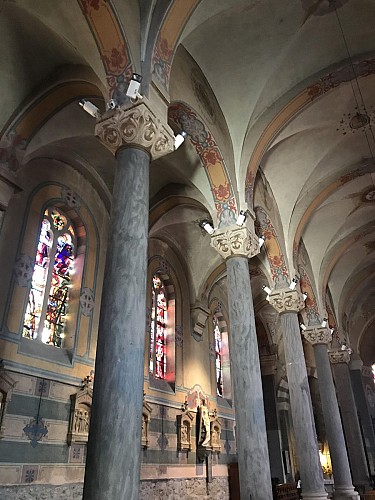 Iglesia de Chalmazel y sus vidrieras de Théodore Hanssen