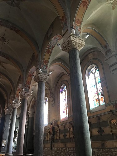 Église de Chalmazel et ses vitraux signés Théodore Hanssen