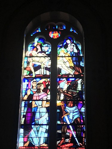 De kerk van Chalmazel en de door Théodore Hanssen in lood geschilderde ramen.