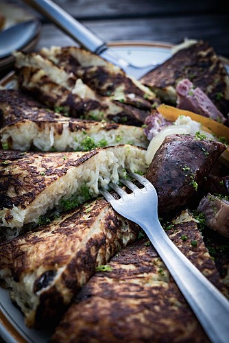 Electric mountain biking: night out with a Savoyard meal green level