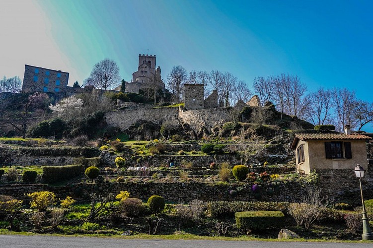 Gelände des Vieil Ecotay - Bergfried und Kirche von Ecotay