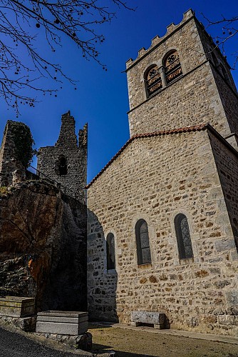 Gelände des Vieil Ecotay - Bergfried und Kirche von Ecotay