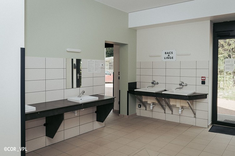 Aire d'accueil et de service - Camping municipal "Les Favres"