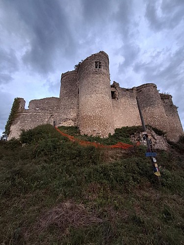 La Forteresse Médiévale de Montaigu-le-Blin et ses symboles laisse place aux bénévoles