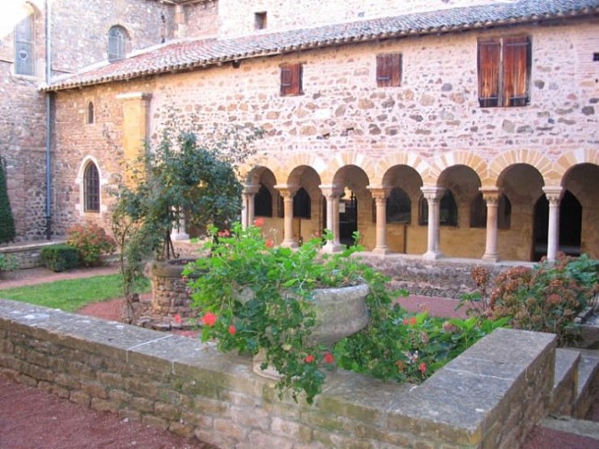 Cloister in Salles-Arbuissonnas