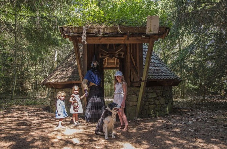 Maison de la Sorcière sur le Sentier de l'Imaginaire "Et le paysan créa la prairie"