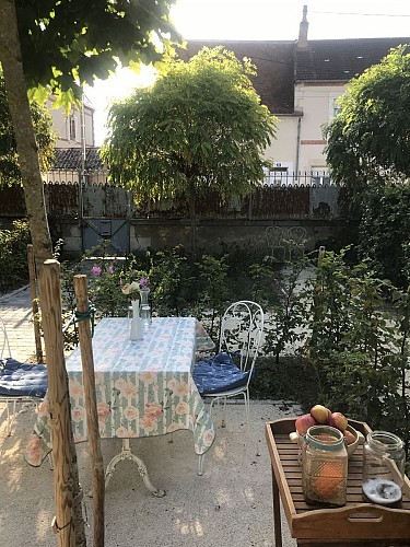 petit-déjeuner servi dans le jardin