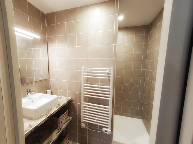 B1 HETRE SALLE DE BAIN gîte larbrenville la charité-sur-loire nièvre loire -crédits nathalie civard