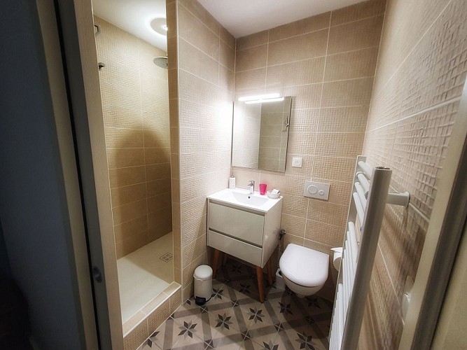 B1 SAULE CHAMBRE SALLE DE BAIN gîte larbrenville la charité-sur-loire nièvre loire -crédits nathalie civard