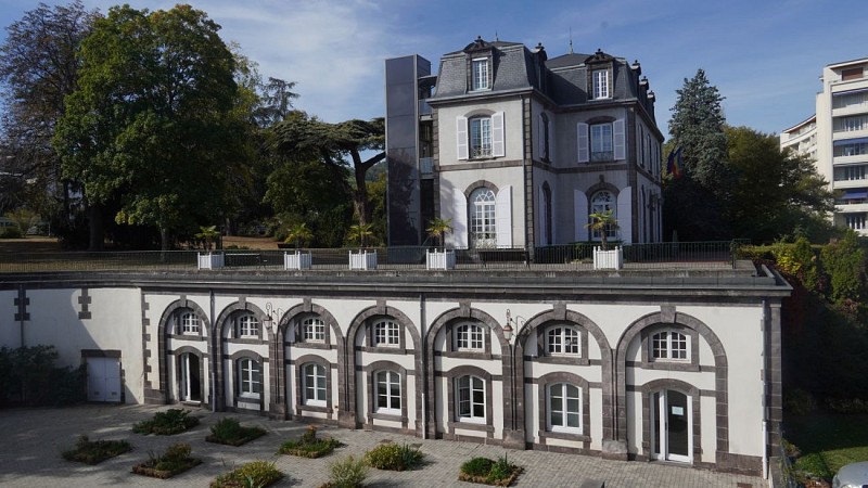 Le  parc Montjoly et son château-mairie