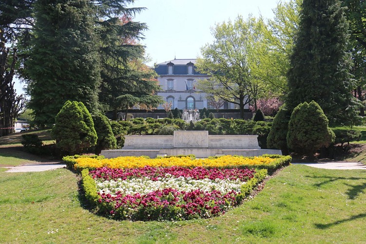 Le  parc Montjoly et son château-mairie