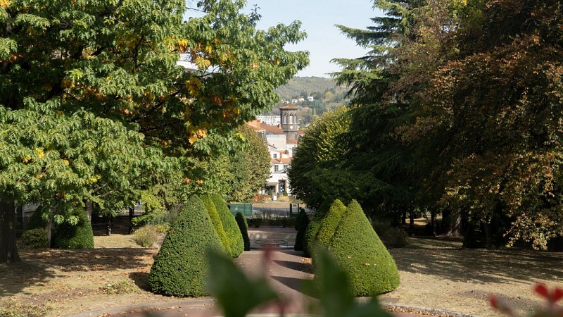 Le  parc Montjoly et son château-mairie
