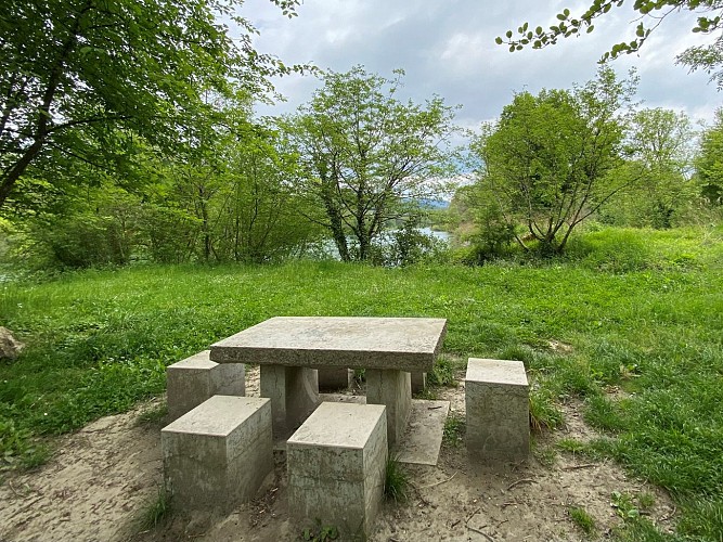 Aire de pique-nique au bord du Rhône aux Avenières-Veyrins-Thuellin