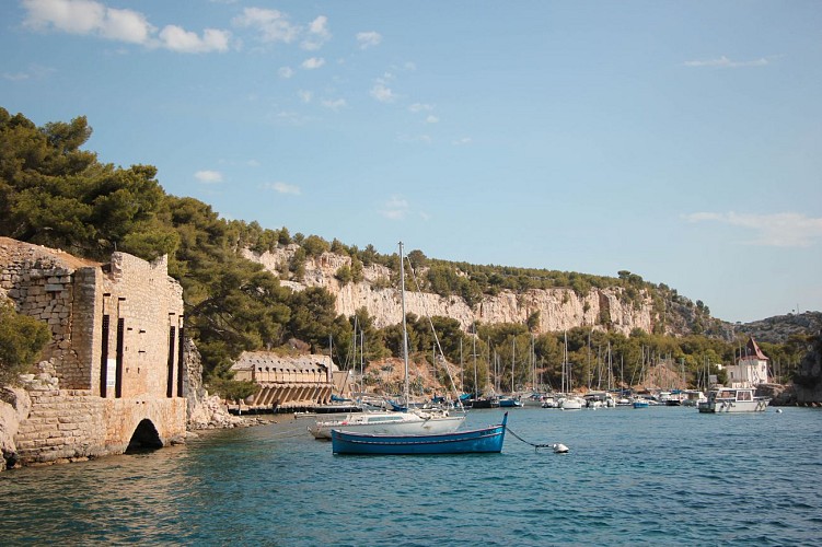 Commented sea tour of the 13 calanques  with l'Atlantide
