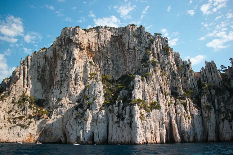 Commented sea tour of the 7 calanques with l'Atlantide