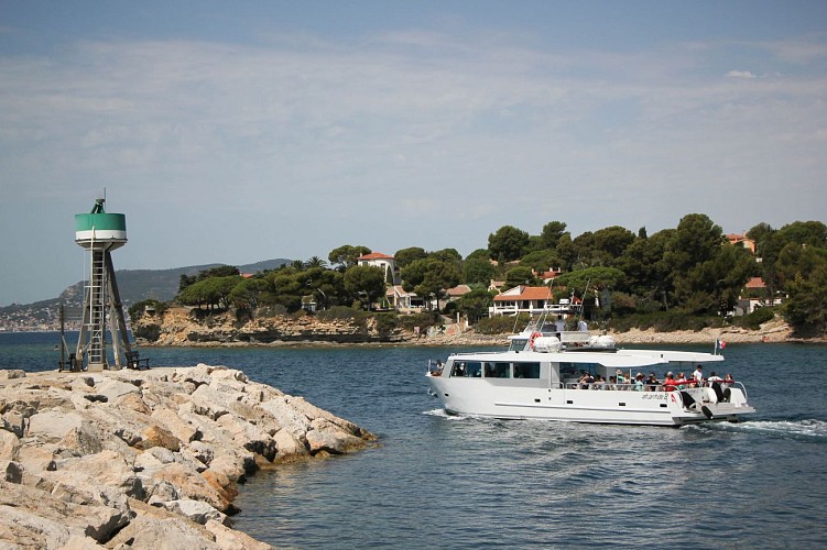 Commented sea tour of the 7 calanques with l'Atlantide