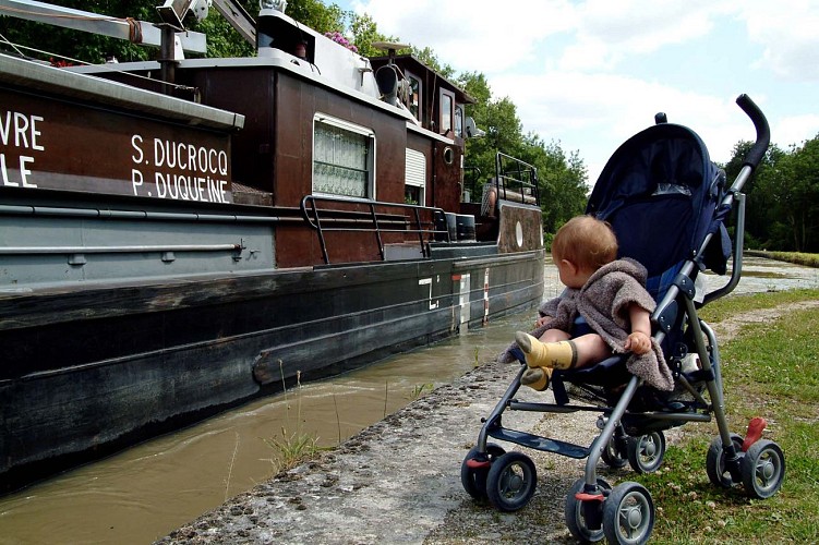 Anlegeplatz und Picnic Stelle am Kanal bei Néronville