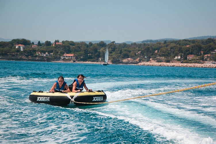 Towed buoy in the bay of Les Lecques - New Gliss