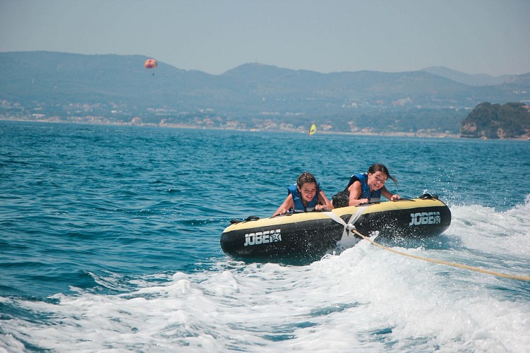 Towed buoy in the bay of Les Lecques - New Gliss