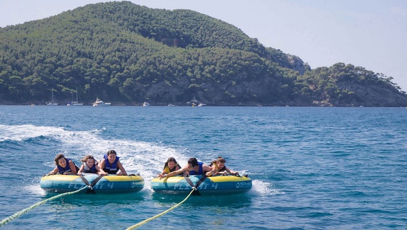 Towed buoy in the bay of Les Lecques - New Gliss