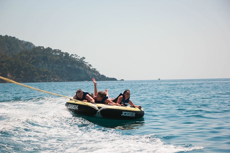 Towed buoy in the bay of Les Lecques - New Gliss