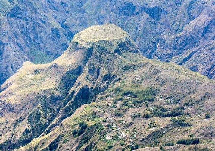 Randonnée guidée sur les Remparts de Mafate autour du Piton Maïdo, à La Réunion