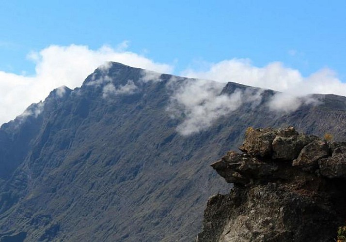 Randonnée guidée sur les Remparts de Mafate autour du Piton Maïdo, à La Réunion