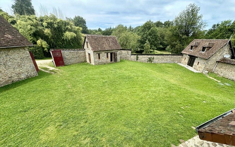 Gite la pommeraie au domaine de Montintin commune de Chateau Chervix en Haute-Vienne - la pelouse vue de l'étage_3