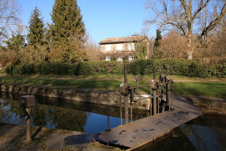 Ecluse et maison éclusière de Ménestérol