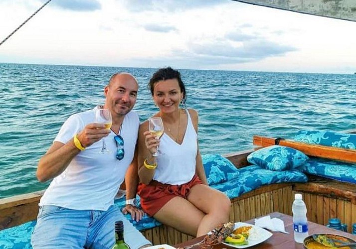 Croisière privée d’une journée en bateau traditionnel, observation des dauphins & snorkeling vers l’île de Mnemba (déjeuner inclus) - Au départ de Zanzibar