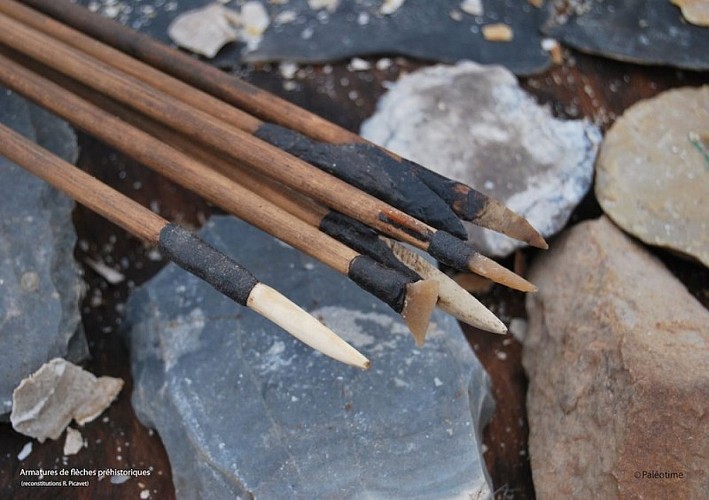 Armatures de flèches préhistoriques, reconstituées par R. Picavet