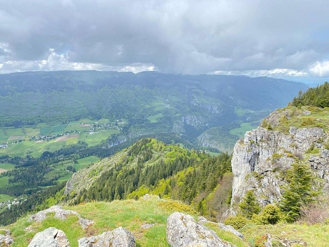 Vue sur la plaine de Lans depuis la croix des Ramées