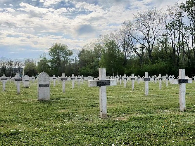 CIMETIÈRE MILITAIRE FRANCO-BRITANNIQUE (1939-1945)