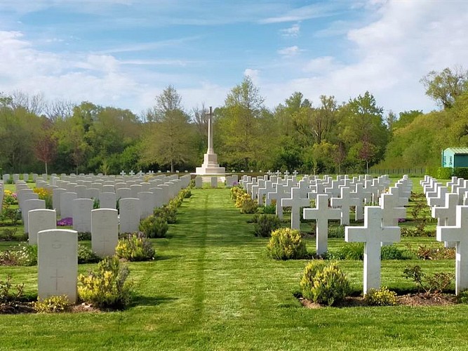 CIMETIÈRE MILITAIRE FRANCO-BRITANNIQUE (1939-1945)