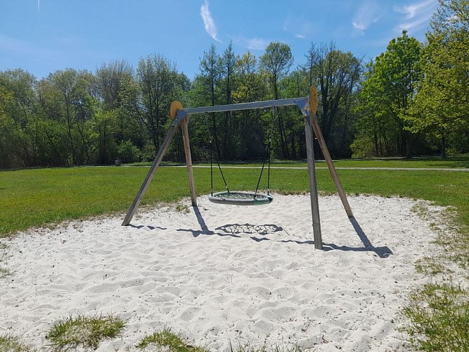 Chandos-montpon-jeux-balançoire