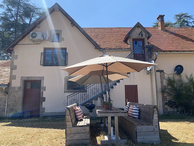 Bussolles castle great cottage