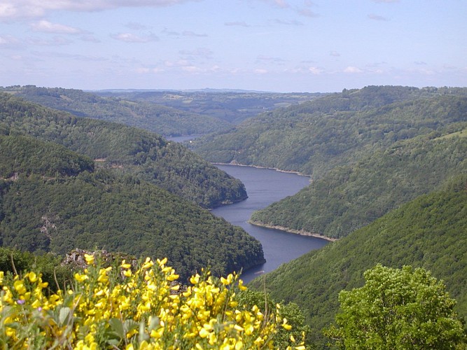 Schluchten der Truyère und See von Sarrans