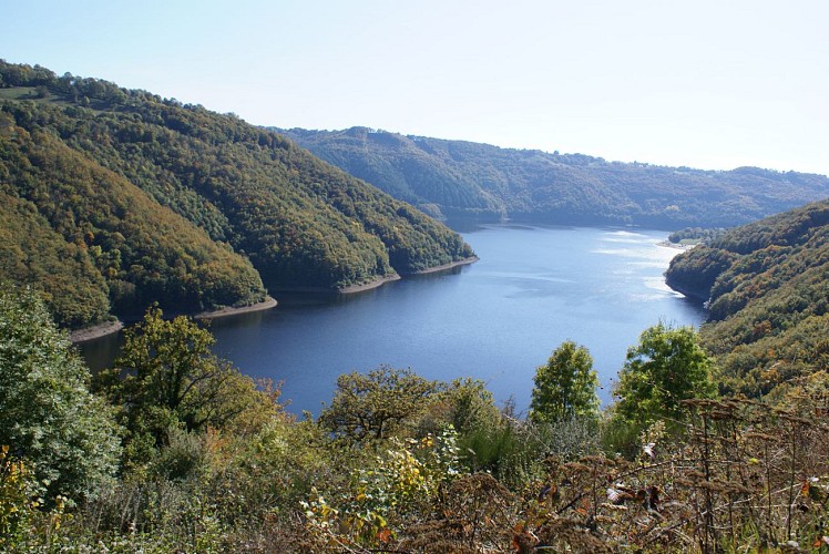 Schluchten der Truyère und See von Sarrans