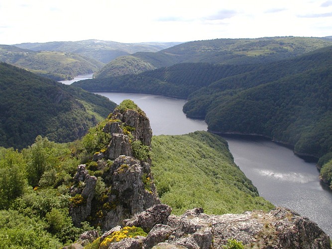 Schluchten der Truyère und See von Sarrans