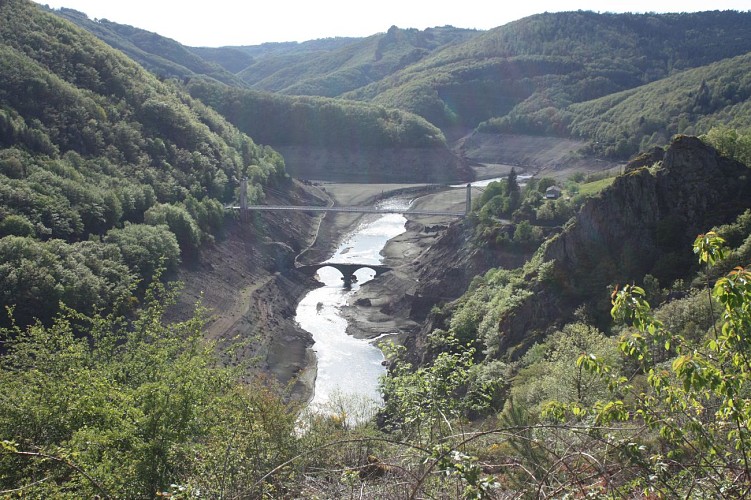 Schluchten der Truyère und See von Sarrans