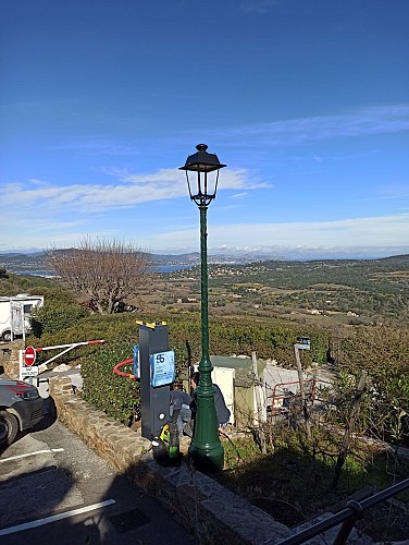 Stazione di ricarica per veicoli elettrici presso l'ufficio turistico