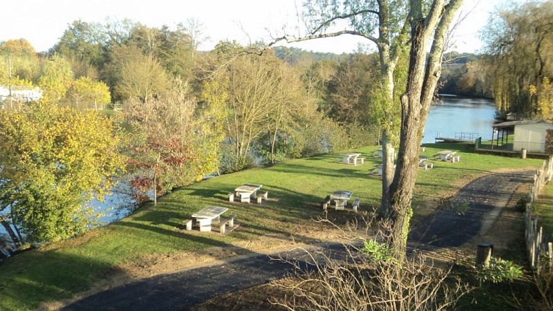 aire de pique nique base de loisirs vélo route voie verte Neuvic